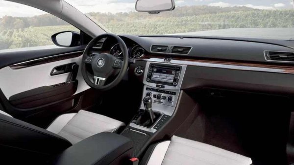 Собствениците на Passat CC често се сблъскват с шумен вентилатор на парното или с лошо разпределение на въздушния поток &ndash; например от едната страна духа горещо, а от другата ледено.

Какво да се направи

Вентилаторът лесно набива прах и мръсотия, което разбива втулките му и изгаря електромотора. Проблемът с клапите пък идва от повреда в пластмасовите им сервомоторчета. Решението е или да почистите и смажете моторчето на парното, или да смените дефектните машинки на клапите под таблото.
